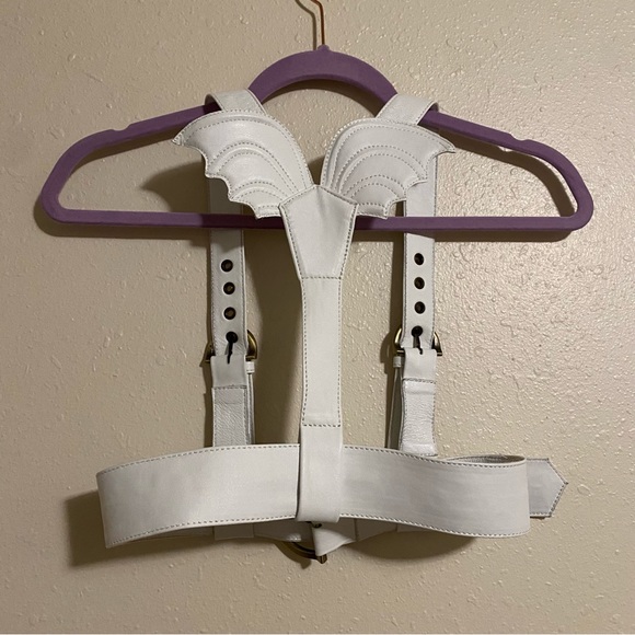 Custom White Leather Mini Bat Wing Harness - Picture 4 of 6